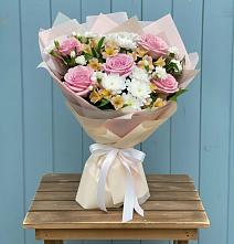Букет цветов из:  Гвоздики, Орхидеи и Розы в Слободском