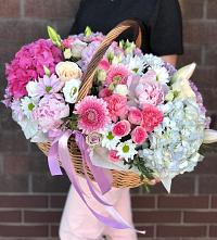 Композиция солнечный день в Слободском Цветочная композиция из Розы, Хризантемы, Пионы и Лизиантусы в корзине в Слободском
