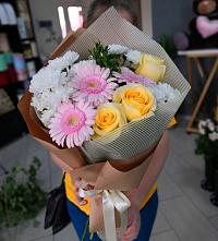 Букет цветов из:  Герберы, Розы и Хризантемы в Слободском