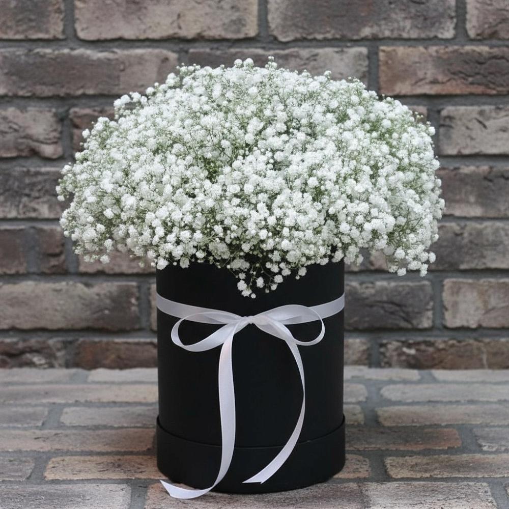 Цветочная композиция из Гипсофила в шляпной коробке в Слободском