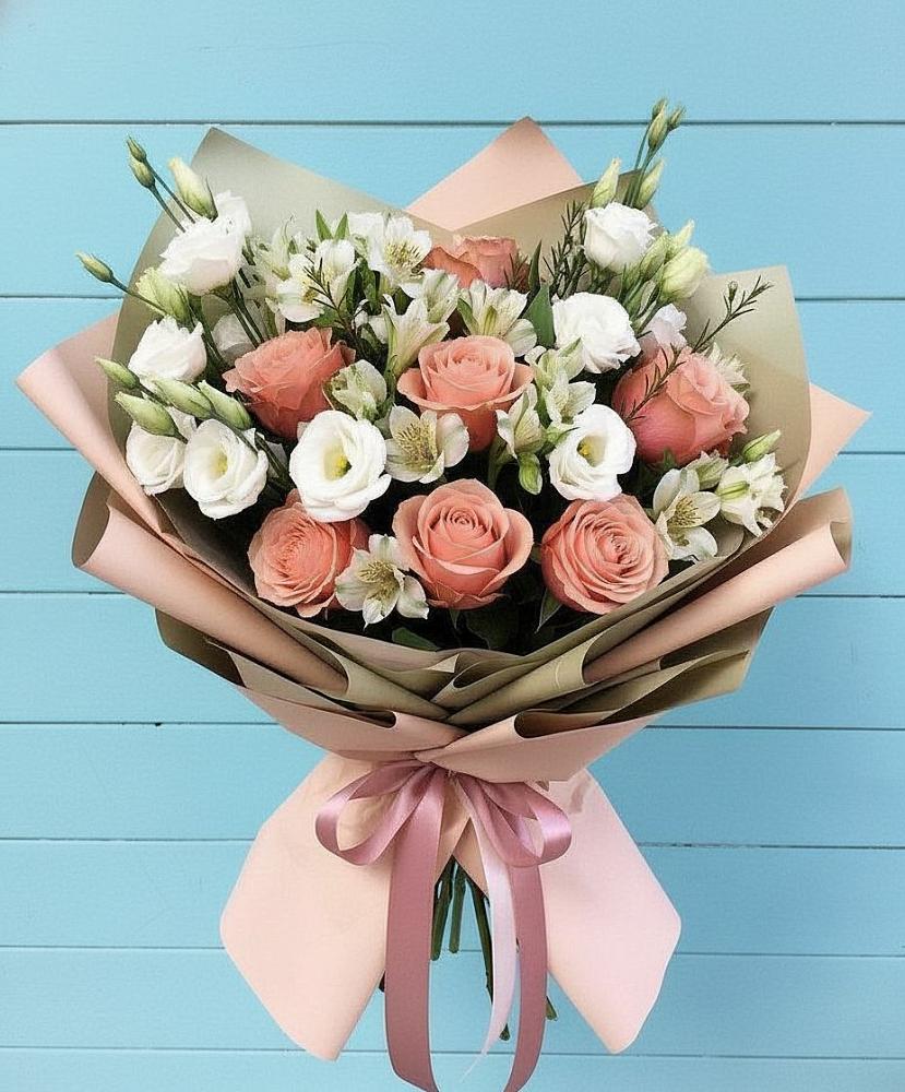 Букет цветов из: Розы, Альстромерии и Лизиантусы в Слободском