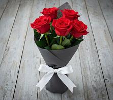 Букет 5 Красных роз Эдлесс Лав в Слободском