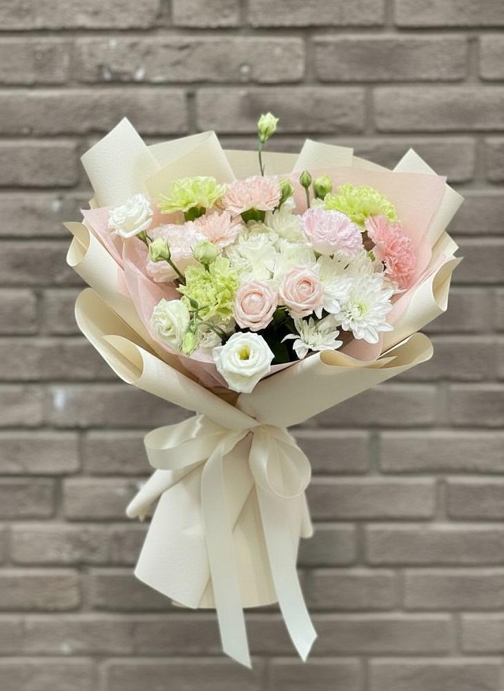 Букет цветов из: Гвоздики, Розы, Лизиантусы и Хризантемы в Слободском