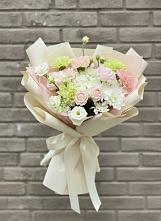 Букет цветов из:  Гвоздики, Розы, Лизиантусы и Хризантемы в Слободском