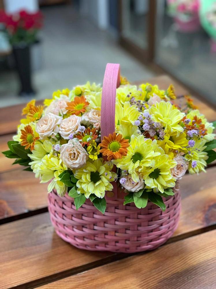 Цветочная композиция из Хризантемы и Розы в корзине в Слободском