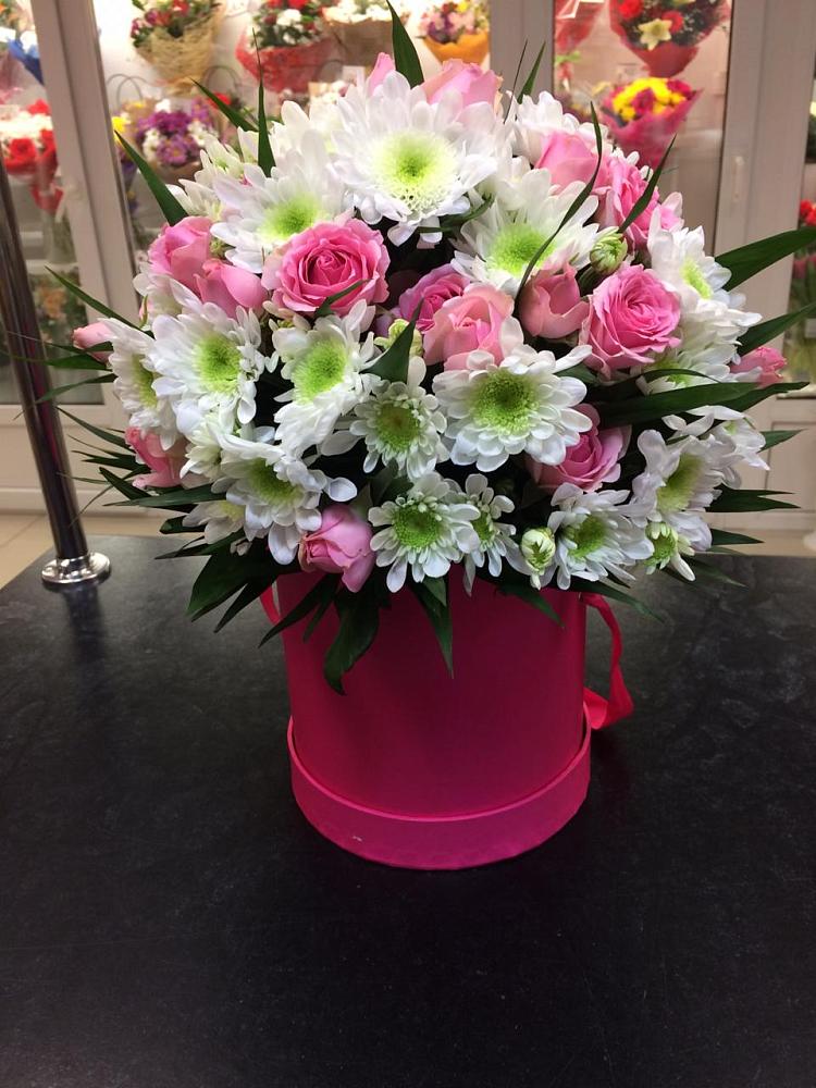 Цветочная композиция из Розы и Хризантемы в шляпной коробке в Слободском