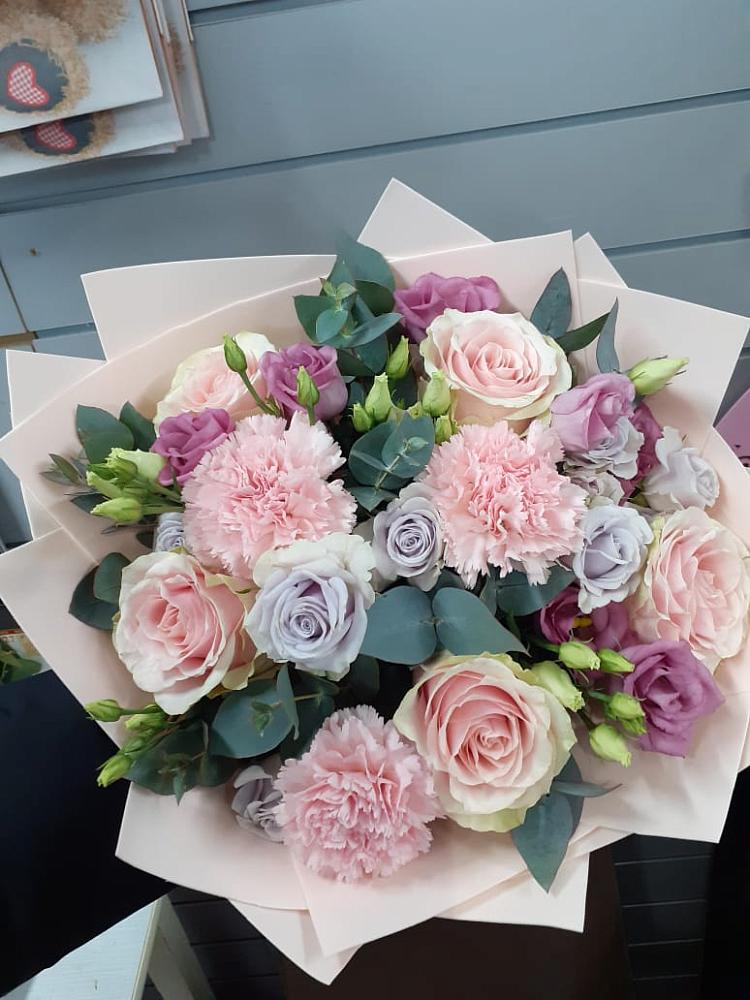 Букет цветов из: Розы, Гвоздики и Лизиантусы в Слободском