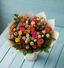 Букет Микс из разноцветных кустовых роз в Слободском
